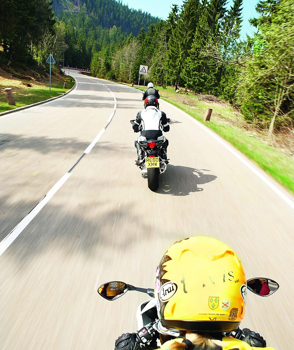 Три мотоцикли їдуть по гірській дорозі