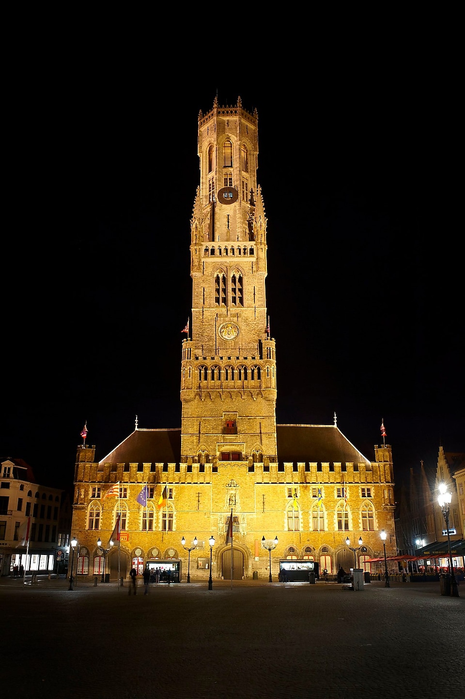 Вид собору в Брюгге спереду з нічним освітленням