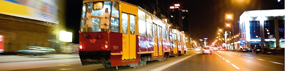 Трамвай на вулиці Варшави вночі