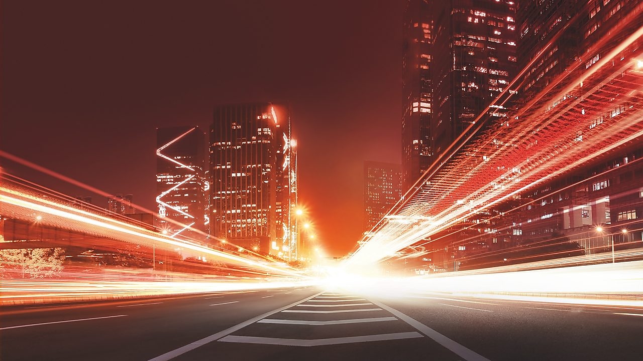 Червоний Ferrari стоїть на заправному терміналі станції «Шелл», чоловік спирається ліктем на заправну колонку