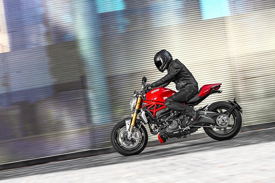Чоловік керує мотоциклом, в якому використовується високоякісна моторна олива для мотоциклів