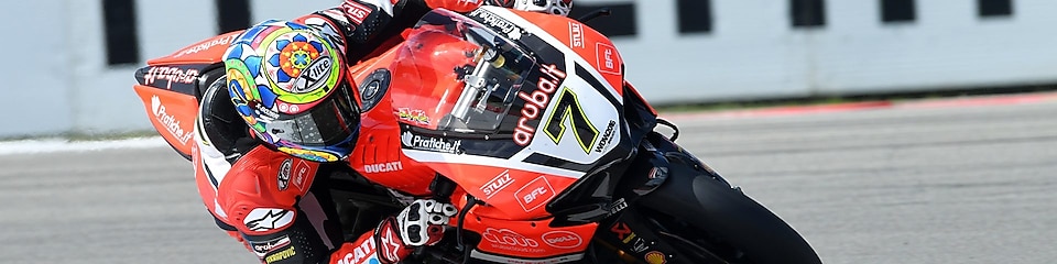 Гонщик Ducati їде на супербайку на чемпіонаті світу з супербайку