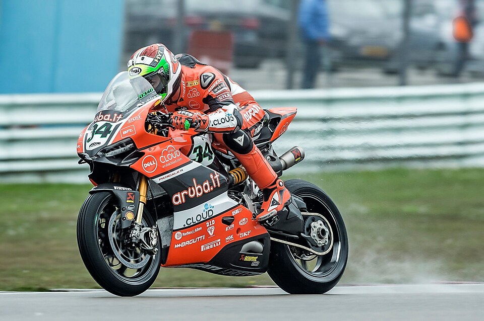 Гонщик Ducati їде по прямій на чемпіонаті світу з супербайку