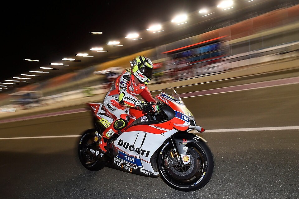 Гонщик Ducati верхи на мотоциклі несеться на великий швидкості по трасі вночі