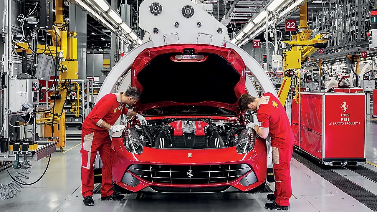 Себастьян Феттель і Кімі Райкконен заправляють автомобілі Ferrari пальним на АЗС «Шелл»
