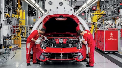 Себастьян Феттель і Кімі Райкконен заправляють автомобілі Ferrari пальним на АЗС «Шелл»