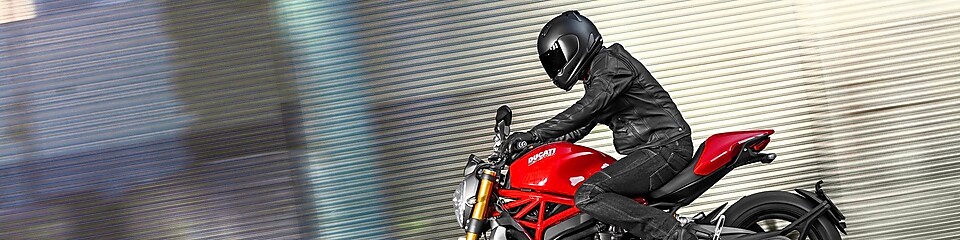 Чоловік керує мотоциклом, в якому використовується високоякісна моторна олива для мотоциклів