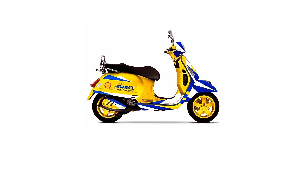 Фарбований у яскраві кольори скутер з логотипом Shell