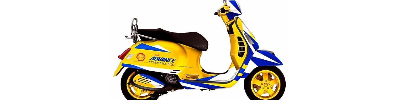 Фарбований у яскраві кольори скутер з логотипом Shell