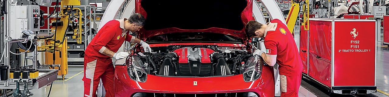 Себастьян Феттель і Кімі Райкконен заправляють автомобілі Ferrari пальним на АЗС «Шелл»