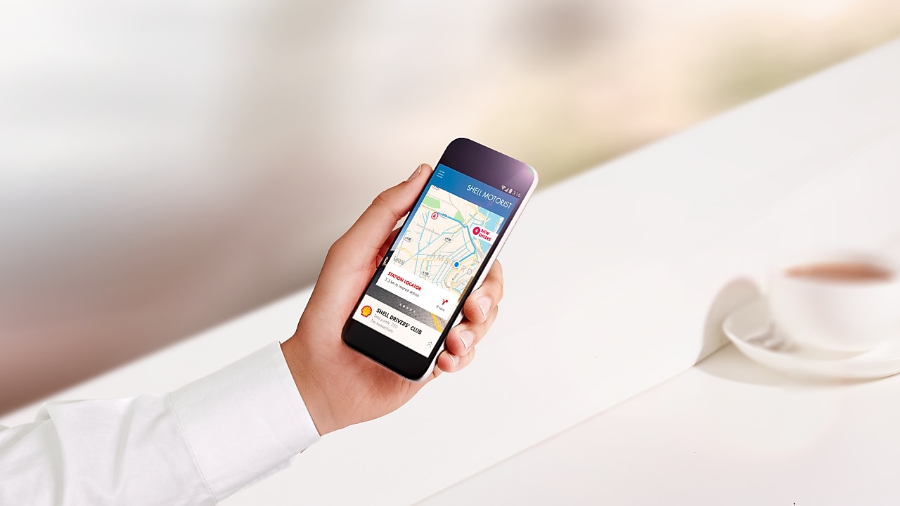 Крупним планом рука людини, що тримає смартфон