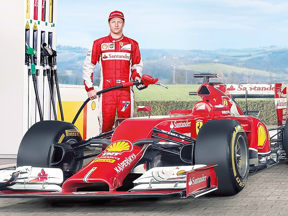 Пілот Ferrari заливає оливу Shell Helix Ultra в автомобіль