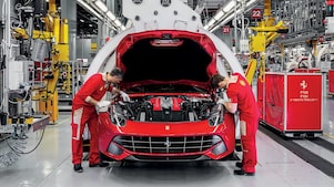 Себастьян Феттель і Кімі Райкконен заправляють автомобілі Ferrari пальним на АЗС «Шелл»