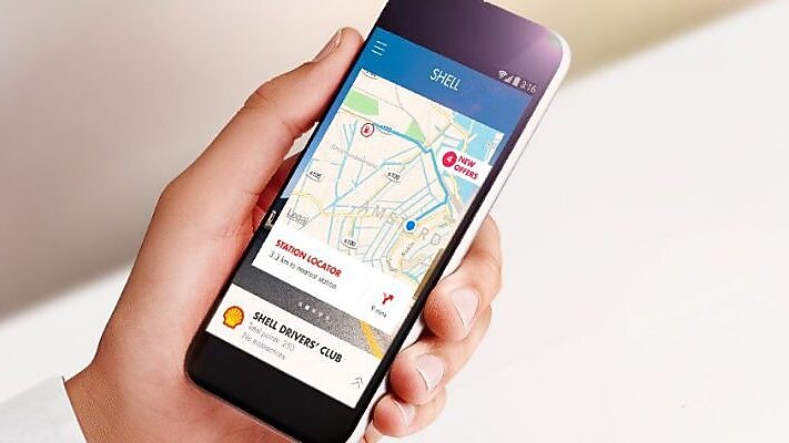 Крупним планом рука людини, що тримає смартфон