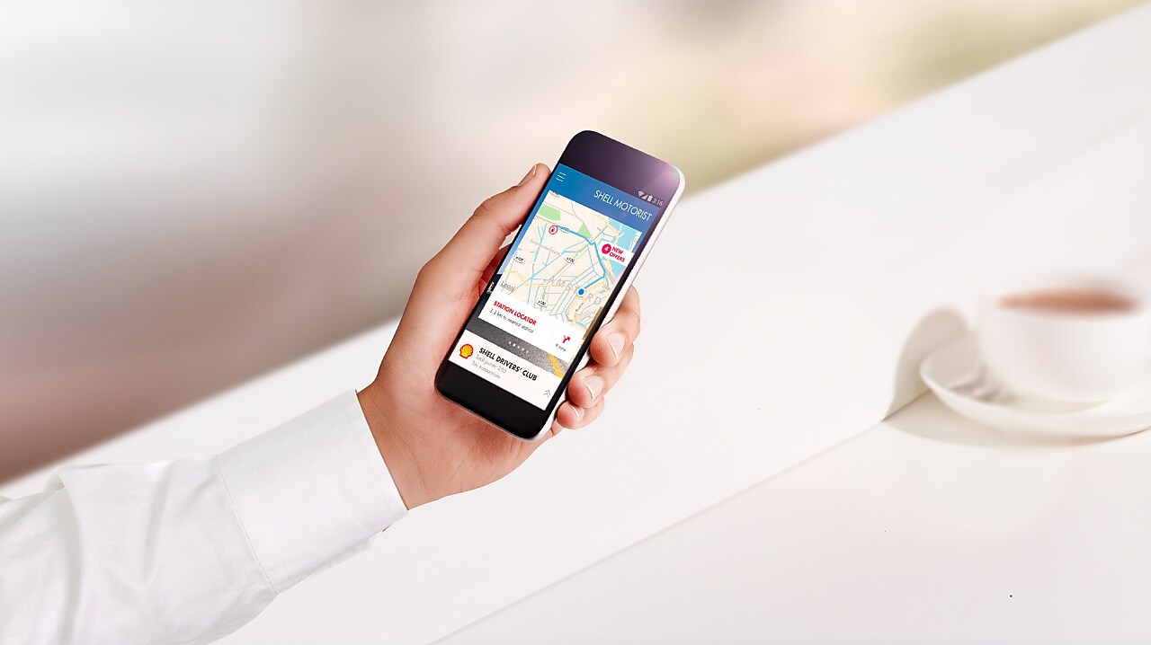 Крупним планом рука людини, що тримає смартфон