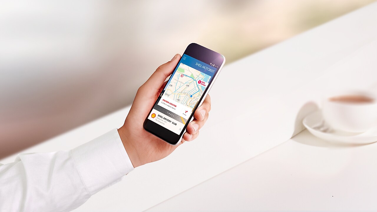 Крупним планом рука людини, що тримає смартфон