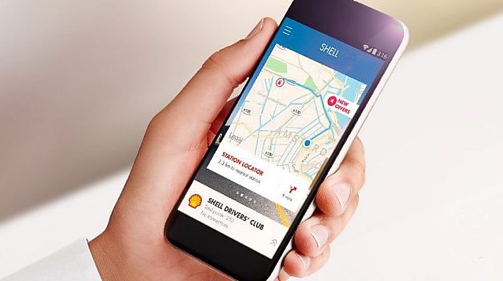 Крупним планом рука людини, що тримає смартфон