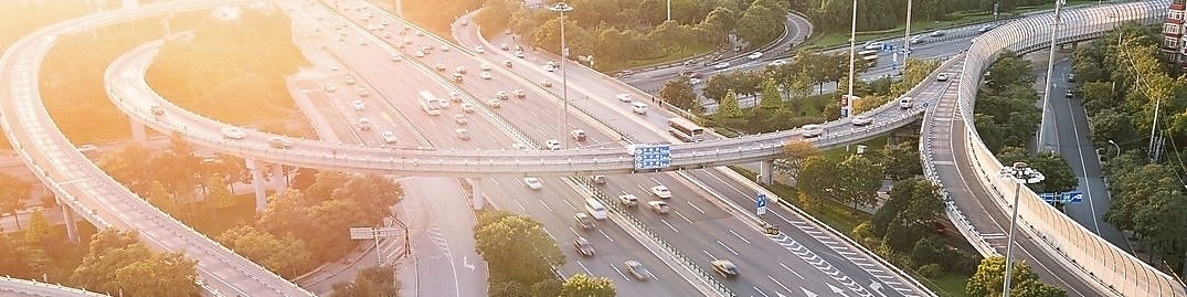 Автомобілі їдуть складною дорогою з верхніми і нижніми проїздами