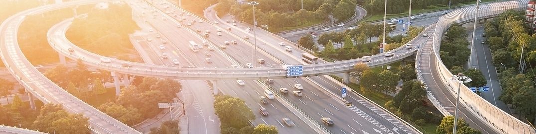 Автомобілі їдуть складною дорогою з верхніми і нижніми проїздами