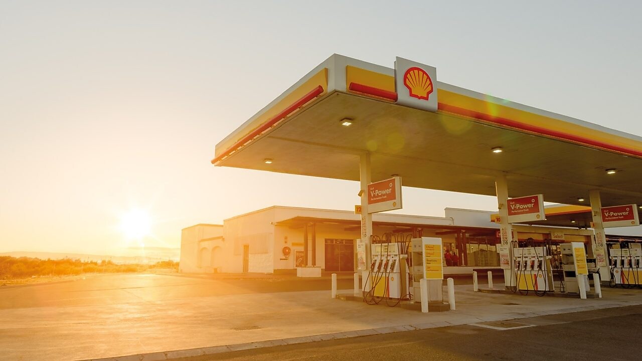 Заправка «Шелл» на тлі сходу сонця