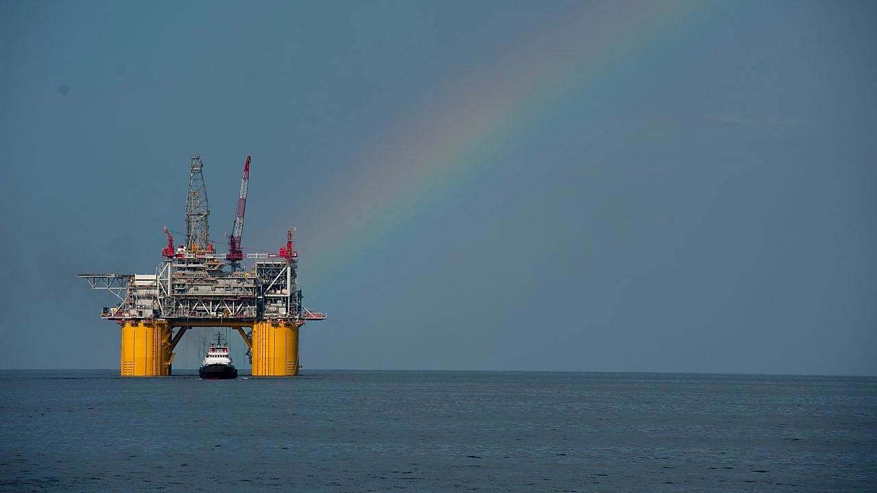 Веселка над платформою Mars B в Мексиканській затоці