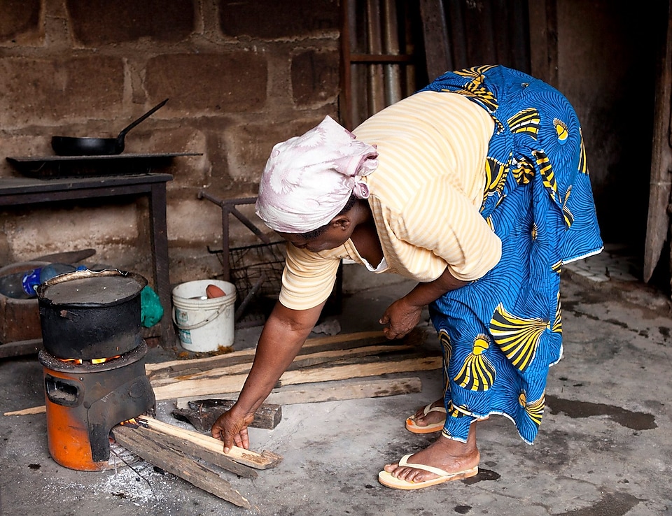 Жінка готує їжу на плиті в Нігерії