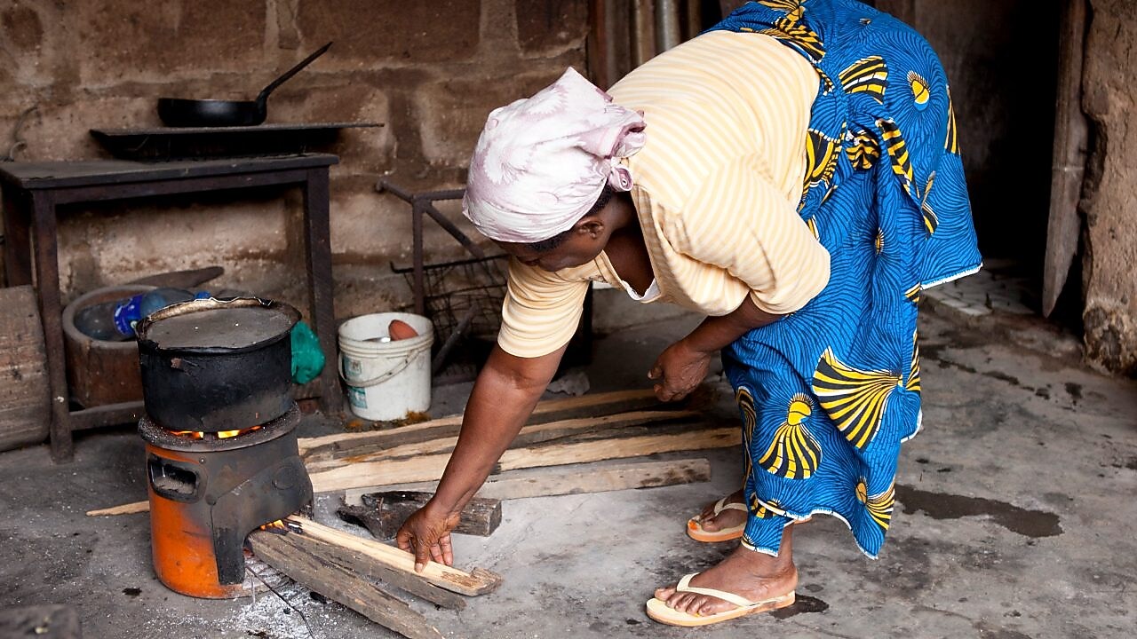 Жінка готує їжу на плиті в Нігерії