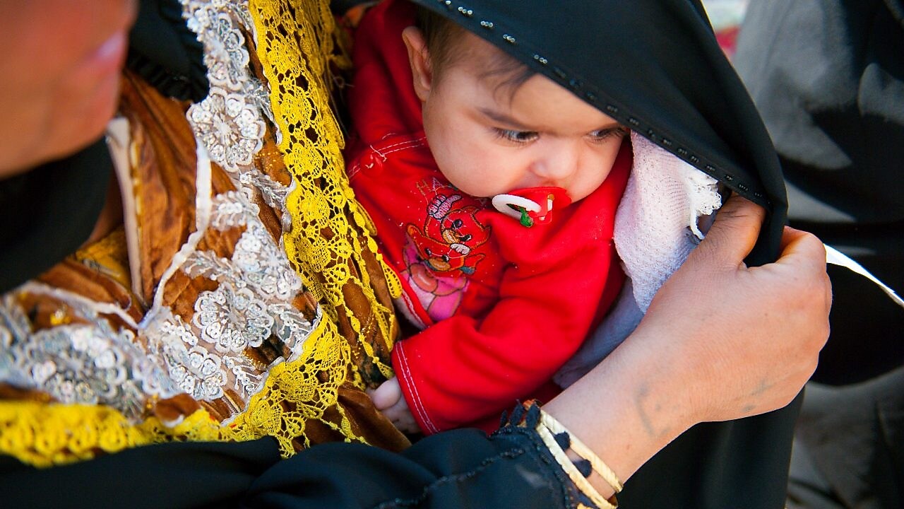 Дитина на руках у батьків