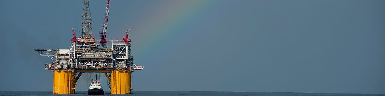 Plataforma Mars B en el Golfo de México, con un arco iris detrás