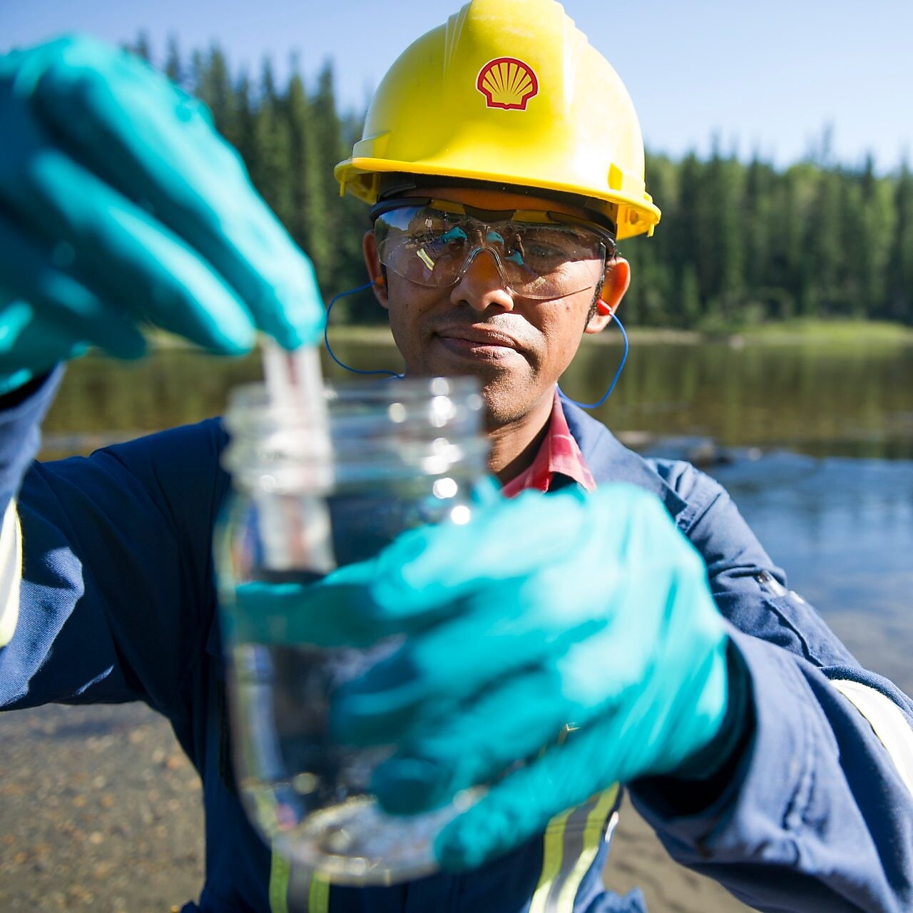 Координатор "Шелл" з питань захисту навколишнього середовища перевіряє пробу води