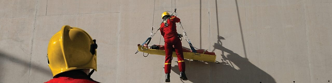 Заняття з рятувальної підготовки на очисному заводі