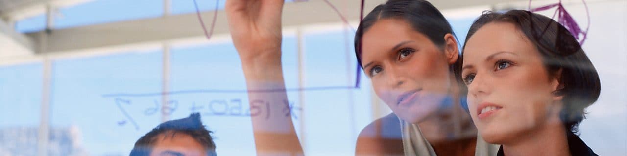 Жінка–підприємець малює графіки на склі