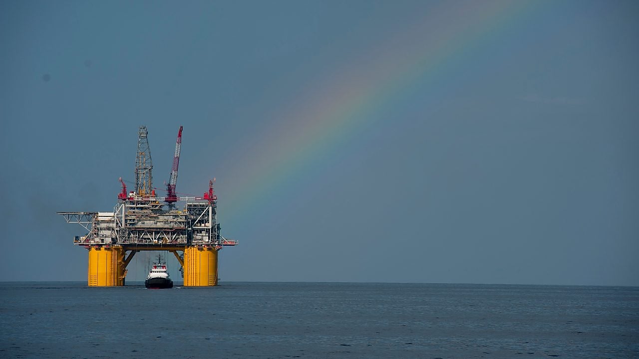 Веселка над платформою Mars B в Мексиканській затоці